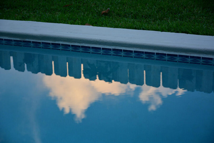 Comprendre et limiter l’évaporation de l’eau de piscine : guide complet