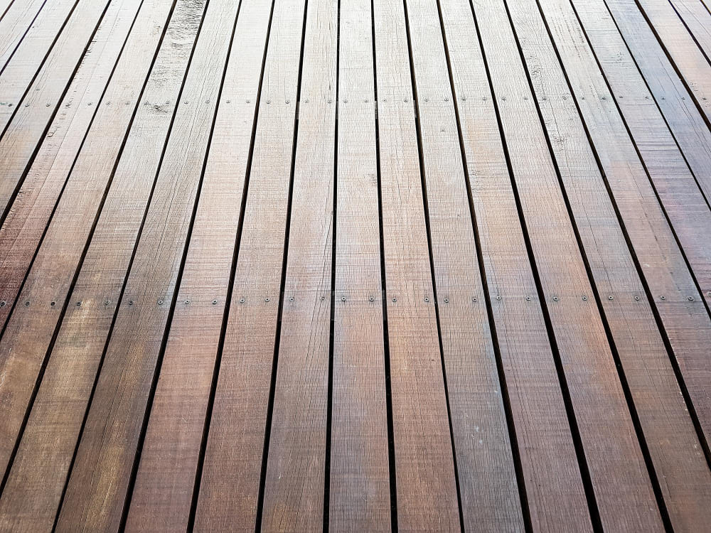 Une terrasse en bois nettoyé 
