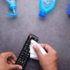 nettoyer un plastique qui colle d'une télécommande