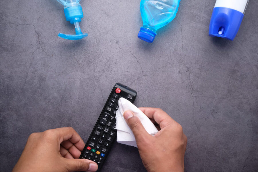 Nettoyer un plastique qui colle : astuces efficaces et sans abîmer