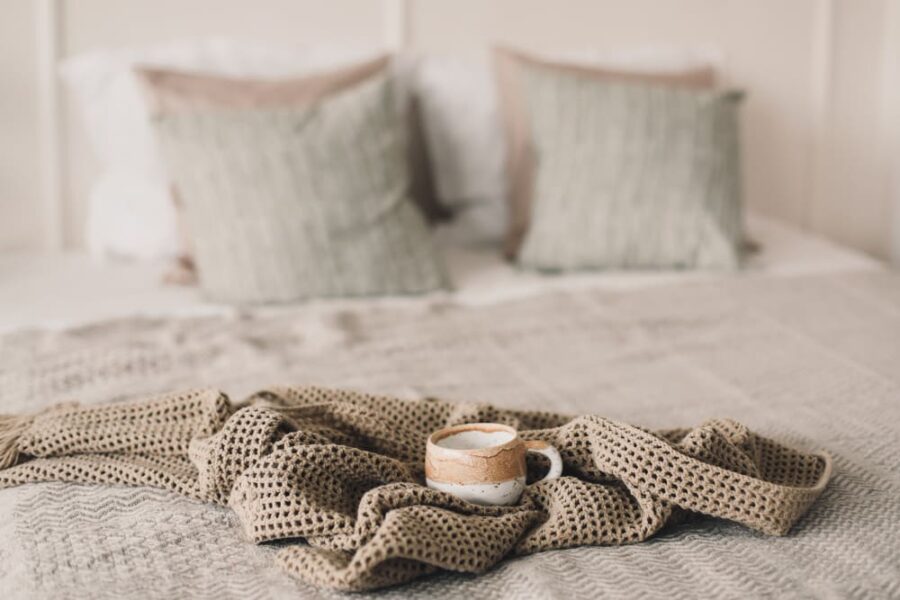 Comment rendre une chambre cosy et pratique sans se prendre la tête