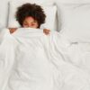 Une femme sous une couette