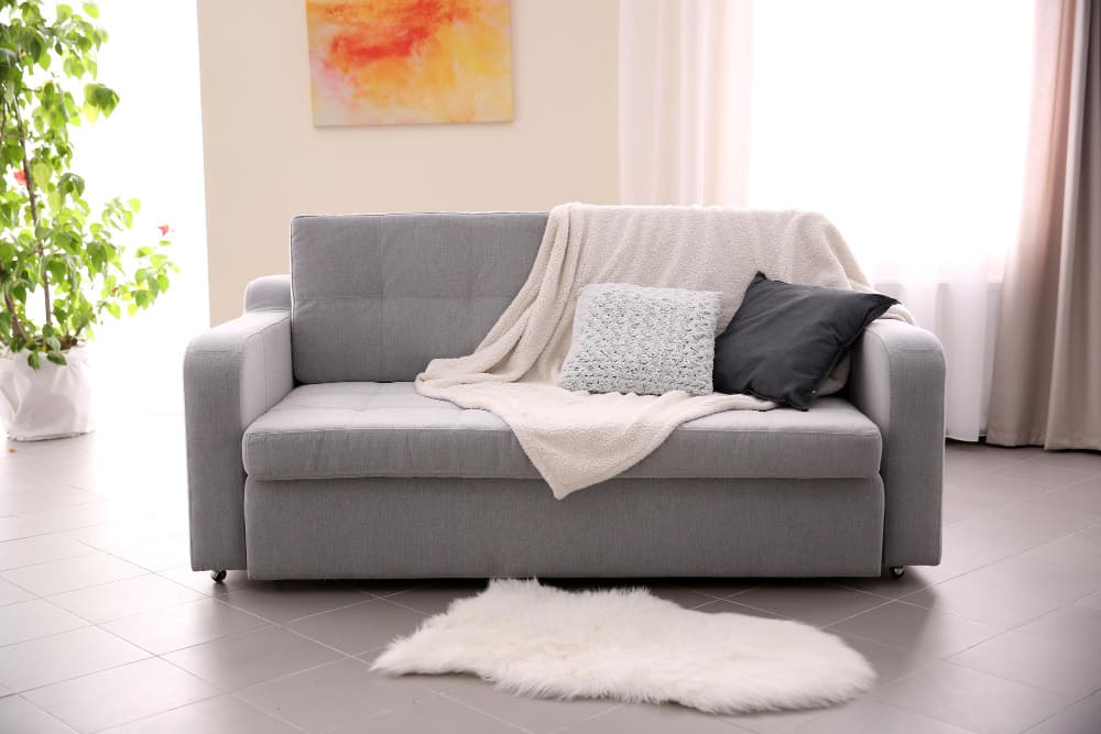 Canapé convertible gris dans un salon