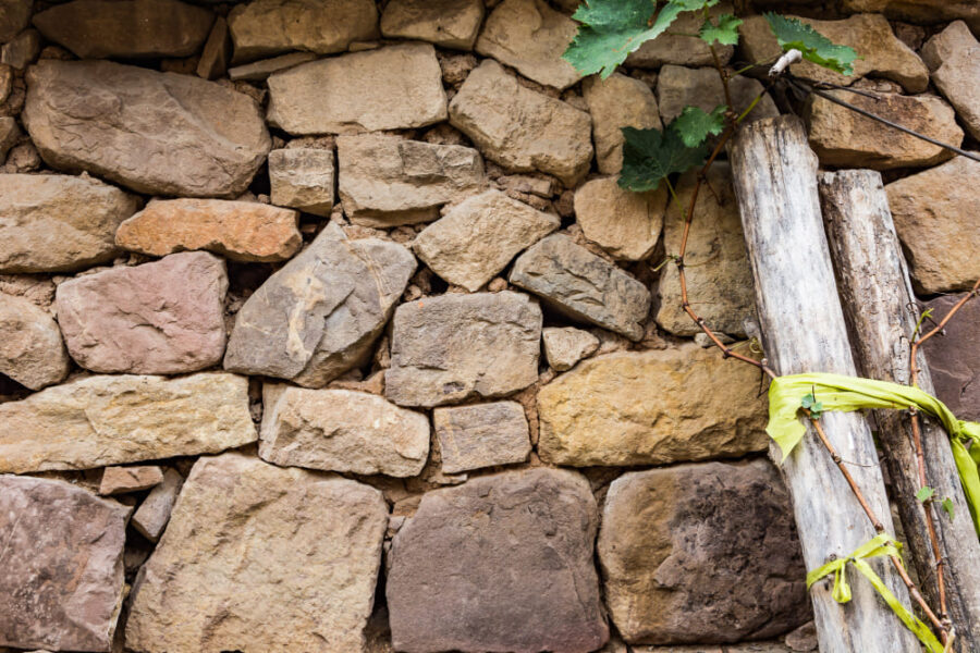Comment consolider un mur en pierre qui penche ?