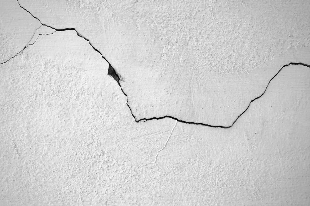 Fissure sur le mur d'une maison