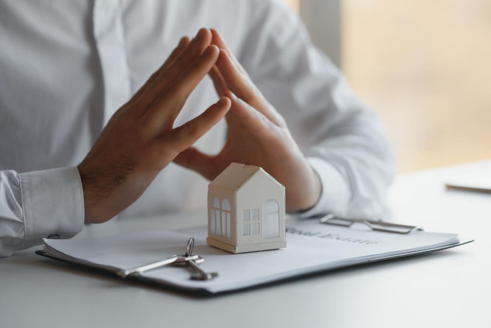 illustration d'un homme venant de souscrire à une assurance habitation