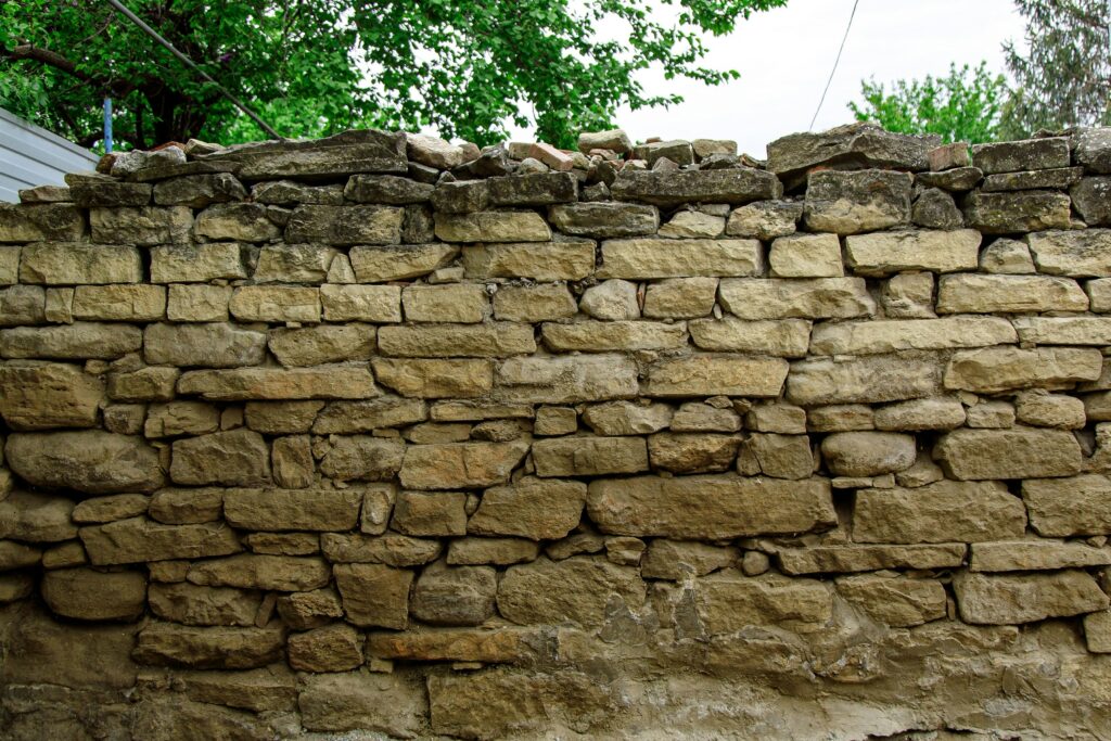 Mur en pierre consolidé