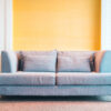 canapé droit contre un mur coloré