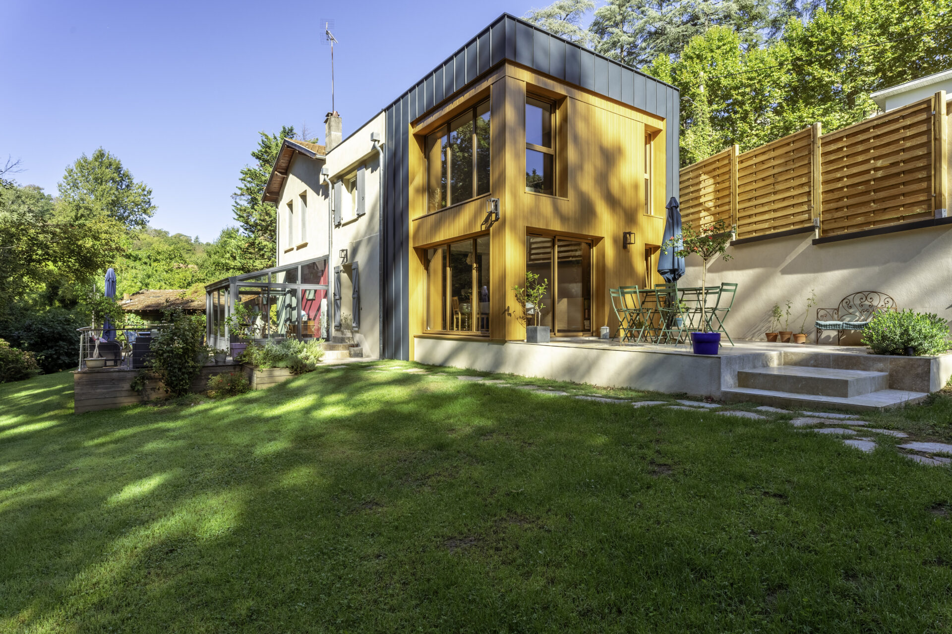 Maison et jardin : comment penser une architecture en harmonie avec vos espaces extérieurs