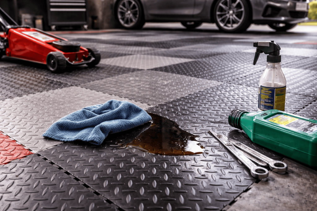 De l'huile renvers&eacute; sur des dalles de garage clipsables