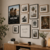 Galerie murale compos&eacute;e de photos de famille et d&rsquo;affiches personnalis&eacute;es dans un int&eacute;rieur cosy et lumineux