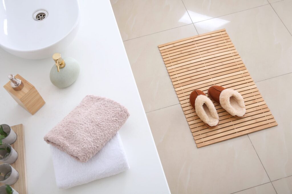 Tapis de bain en pierre de diatomite dans une salle de bain moderne