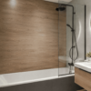 Salle de bain moderne avec plaque PVC murale effet bois et baignoire design