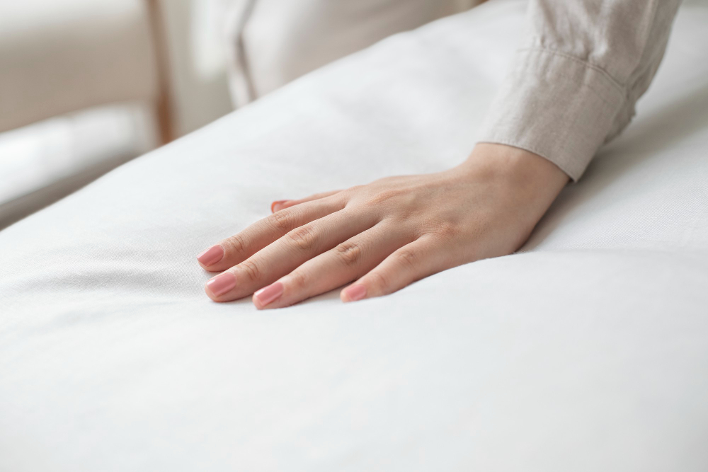 une main sur un matelas