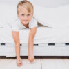 un enfant sur un mateals