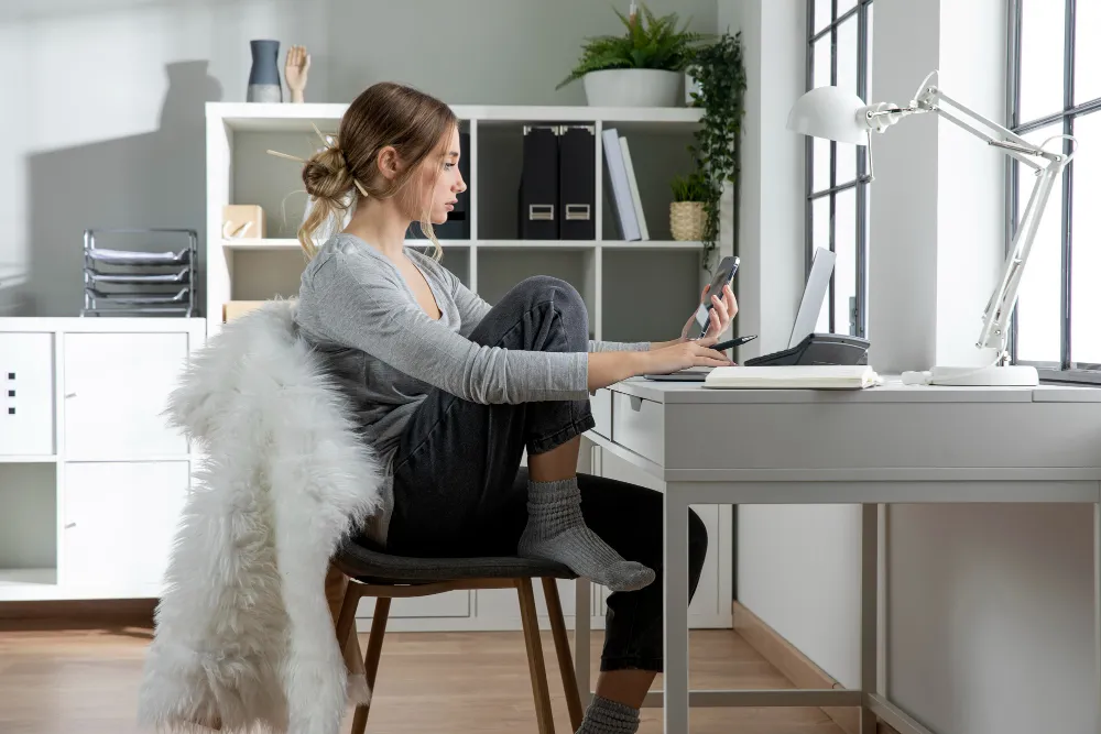 Une femme travail sur son bureau lumineux