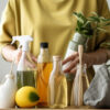 une femme utilise des produits &eacute;cologique