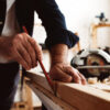 Un artisan menuisier travaille le bois