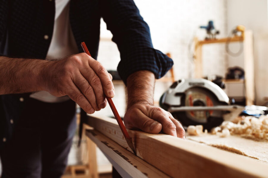 Artisan menuisier : les crit&egrave;res qu&rsquo;il examine avant de conseiller une restauration ou un remplacement